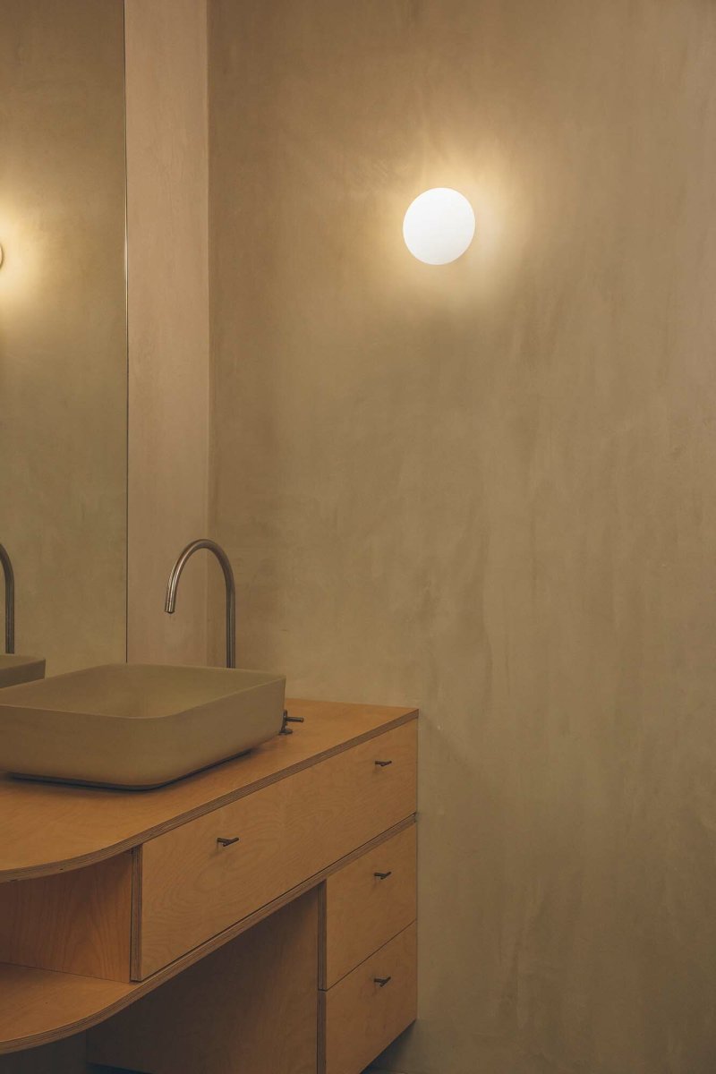 Nubo Ø12 Blanc lampe de salle de bain De Faro Barcelona - Nubo 120 est une applique murale blanche aux formes d&eacute;licatement incurv&eacute;es qui apporte une &eacute;l&eacute;gance subtile &agrave; n'importe quelle pi&egrave;ce.