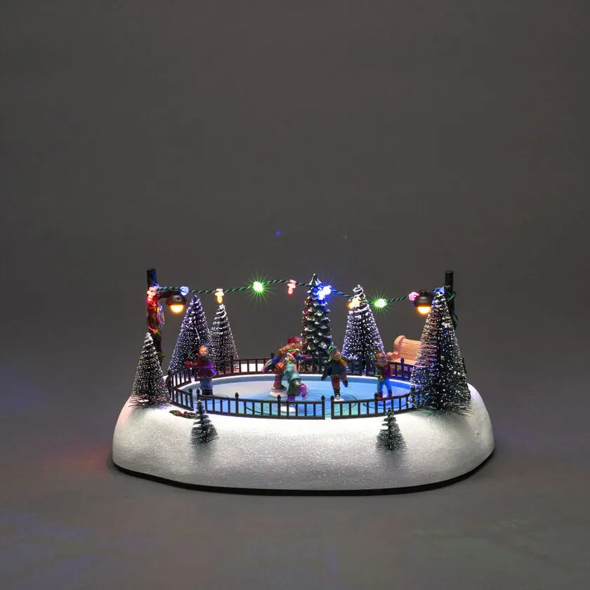 Décoration De Noël Mécanique Avec Patinoire 13cm Multicolore De Konstsmide - Apportez du mouvement et de la joie &agrave; votre village de No&euml;l avec des sapins, des guirlandes lumineuses et un paysage hivernal.