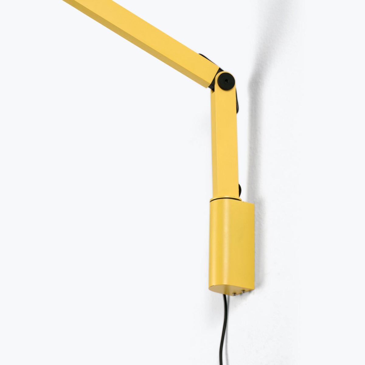 Inviting 86cm Jaune applique murale De Faro Barcelona - Inviting est une applique murale jaune dot&eacute;e d'un bras r&eacute;glable qui offre un confort d'&eacute;clairage optimal pour lire, travailler ou &eacute;tudier.
