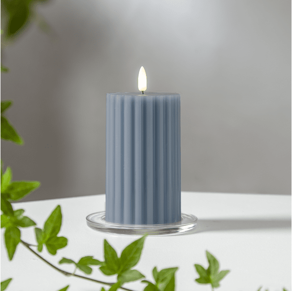 LED Bougie Pilier Flamme Stripe Bleu De Star Trading - Il dispose d'une fonction minuterie et lorsque l'interrupteur est allum&eacute;, la lumi&egrave;re brillera pendant 6 heures en mode minuterie, &eacute;teinte pendant 18 heures (en r&eacute;p&eacute;tition), avec une belle flamme r&eacute;aliste dans une lumi&egrave;re blanche chaude.