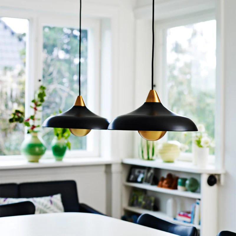 Urban Wide Ø36 Noir suspension De Superliving - Embellissez votre maison avec la suspension moderne Urban Wide, une combinaison &eacute;l&eacute;gante de finition noire mate et de d&eacute;tails &eacute;l&eacute;gants en laiton.