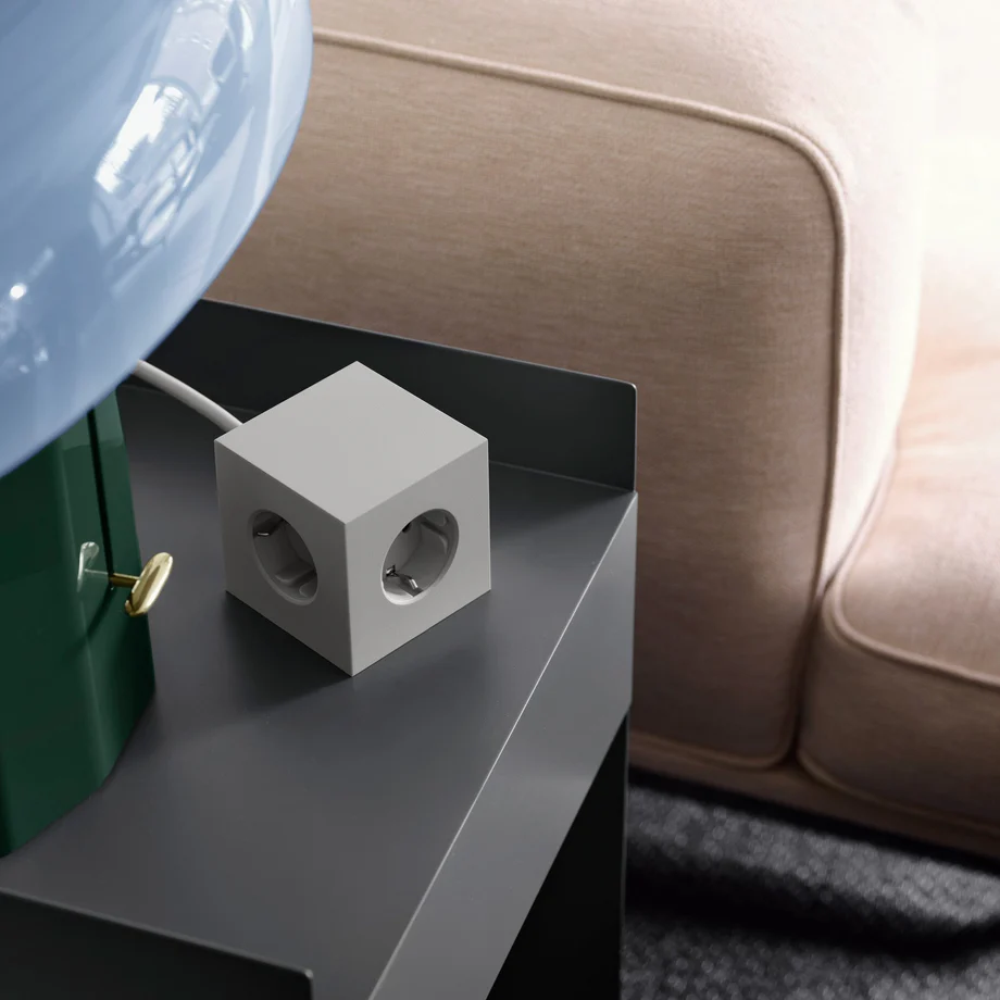 Square 1 with 30W Dual USBC & Magnetic base, 3m Gris De Avolt - Multiprise au design &eacute;l&eacute;gant d'Avolt avec un long c&acirc;ble en PVC, un cube en plastique recycl&eacute; et une plaque magn&eacute;tique sur le fond pour l'accrocher au mur.