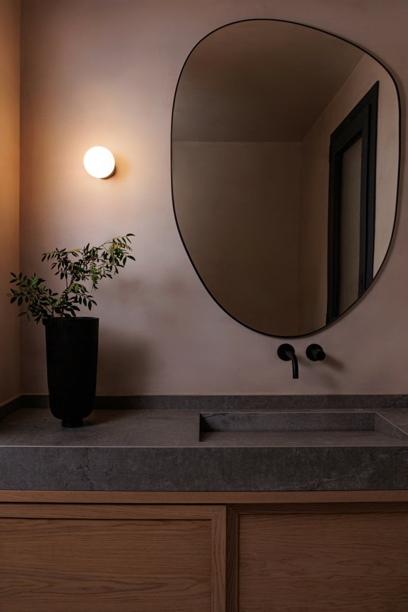 Ping Ø10 Blanc lampe de salle de bain De Faro Barcelona - Sa forme sph&eacute;rique diffuse une lumi&egrave;re douce et agr&eacute;able, cr&eacute;ant une atmosph&egrave;re agr&eacute;able.