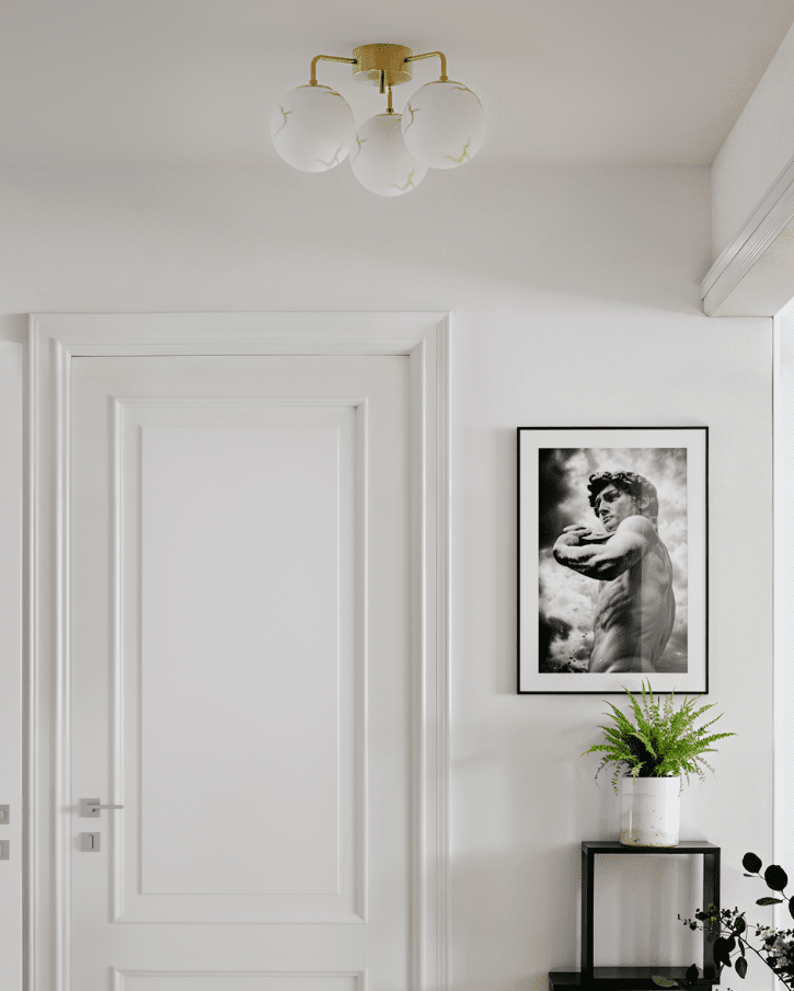 Bellagio Ø50 Laiton plafonnier De By Rydéns - Bellagio est un plafonnier &eacute;l&eacute;gant et raffin&eacute; qui allie des &eacute;l&eacute;ments de design classiques &agrave; une touche moderne.