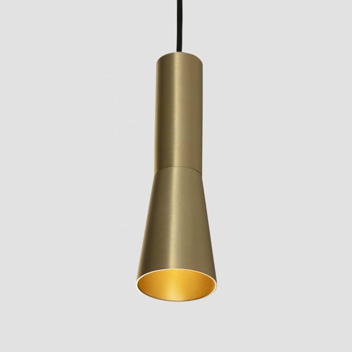 Nina Ø4 Or suspension De Faro Barcelona - Nina est une suspension dor&eacute;e dot&eacute;e de la technologie LED int&eacute;gr&eacute;e et d'un design &eacute;l&eacute;gant et minimaliste.