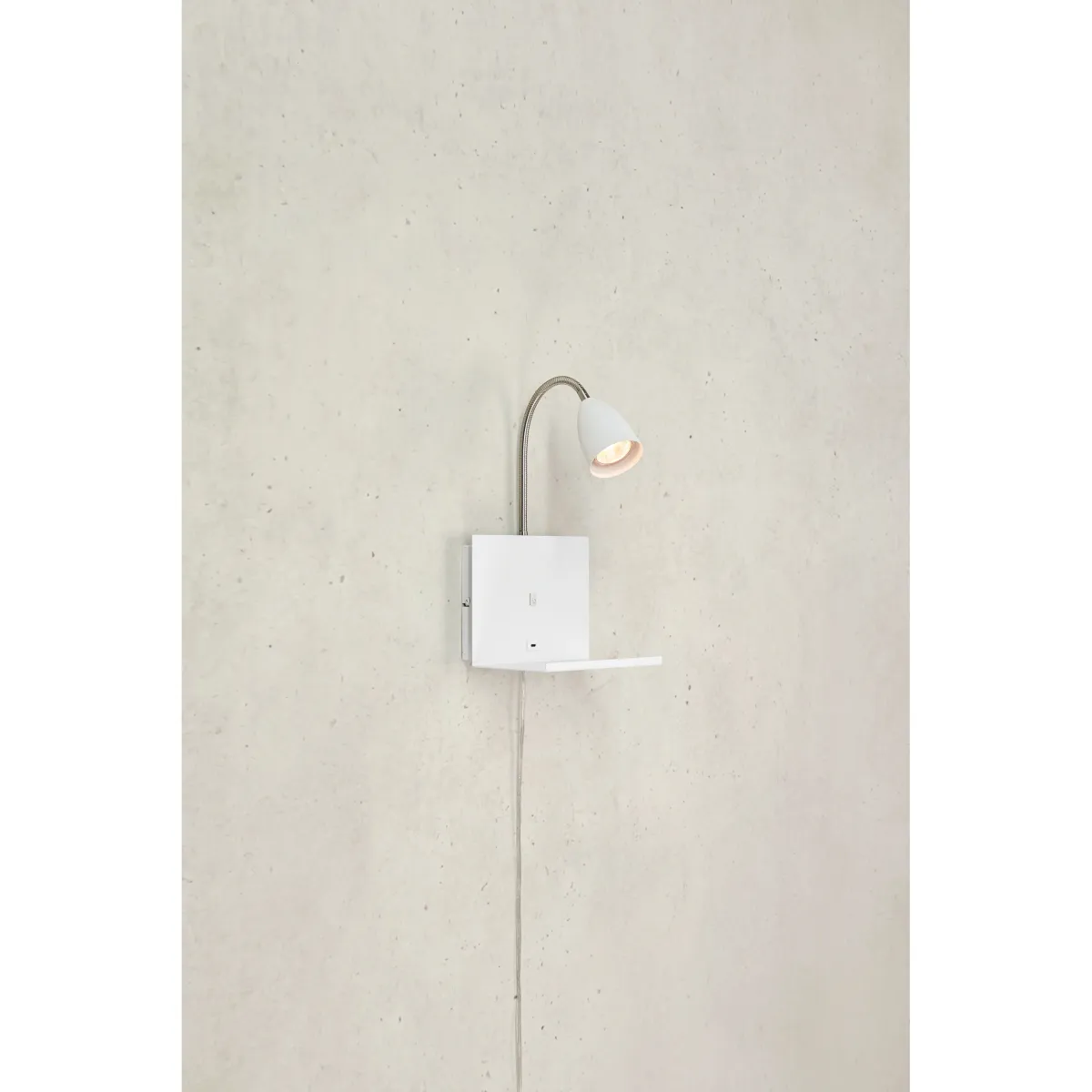 Cuarto Blanc lampe de lecture De Markslöjd - Prise USB-C pour charger un t&eacute;l&eacute;phone, une plaque de verrouillage, une montre ou similaire.