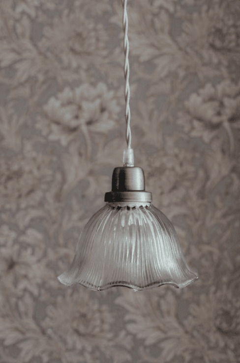 Greta Ø18 Transparent lampe de fenêtre De Strömshaga - La lampe n'a pas de connexion au mur ou au plafond, vous pouvez donc décider à quoi vous souhaitez la connecter.