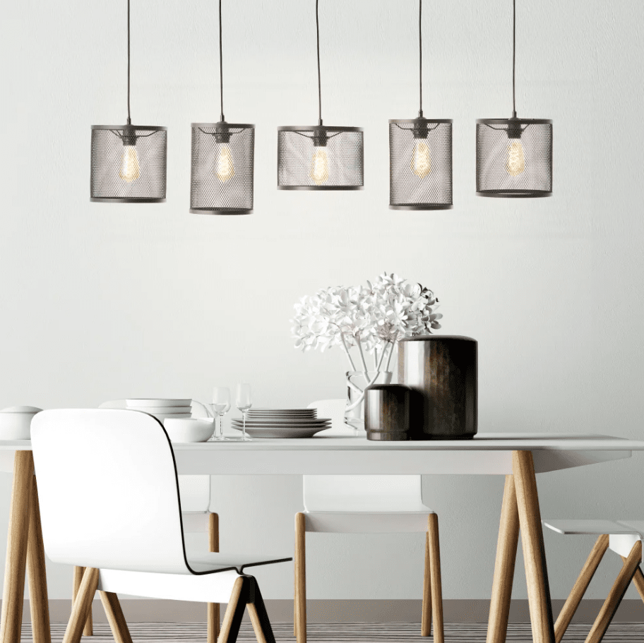 Maze 130cm Noir suspension De Brilliant - Ses cinq abat-jour en osier, d'une hauteur de 22 &agrave; 25 cm chacun, conf&egrave;rent &agrave; la pi&egrave;ce une touche industrielle.