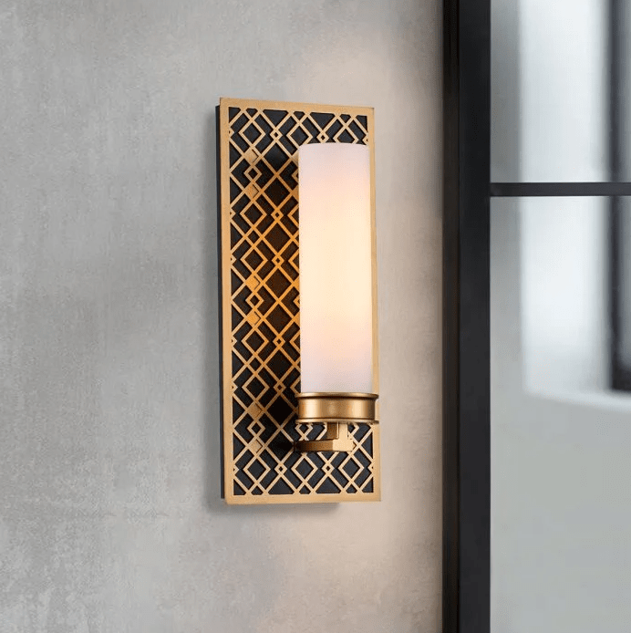 Ziggy 34cm Or lampe de salle de bain De Elstead Lighting - Son design rustique lui conf&egrave;re une allure &agrave; la fois &eacute;l&eacute;gante et moderne, tandis que le verre opale assure une diffusion de la lumi&egrave;re douce et homog&egrave;ne.