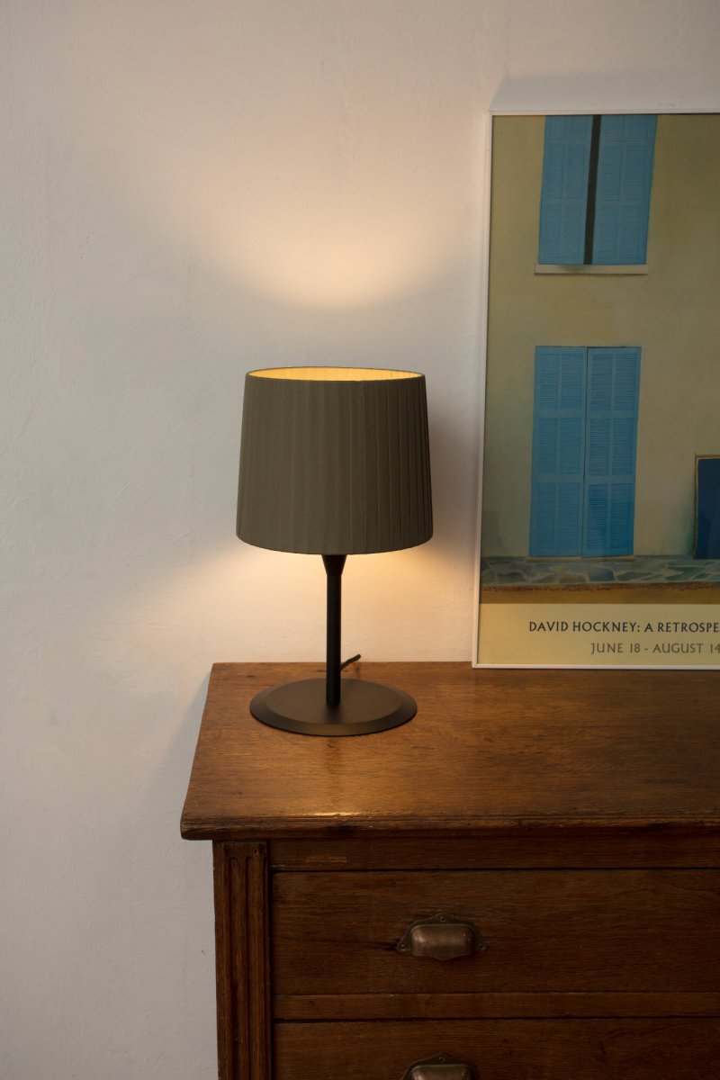 Samba 50cm Vert lampe de table De Faro Barcelona - Id&eacute;ale pour les maisons et les h&ocirc;tels o&ugrave; le design et l'ambiance sont essentiels, Samba apporte personnalit&eacute; et chaleur &agrave; n'importe quelle pi&egrave;ce.