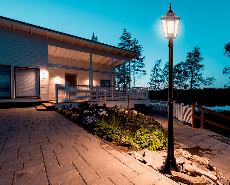 Kartano 175cm Noir lampadaire De Airam - Le langage du design classique et les mat&eacute;riaux &agrave; l'ancienne &ndash; les verres &agrave; facettes &ndash; sont intemporels.