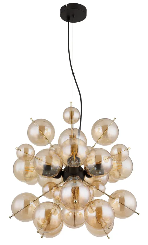 Udo Ø50 Ambre suspension De Globo Lighting - Lampans sk&auml;rm best&aring;r av vackra glasklot i en varm b&auml;rnstensf&auml;rg, vilket skapar en mjuk och inbjudande ljusst&auml;mning med ett bl&auml;ndfritt, harmoniskt sken.