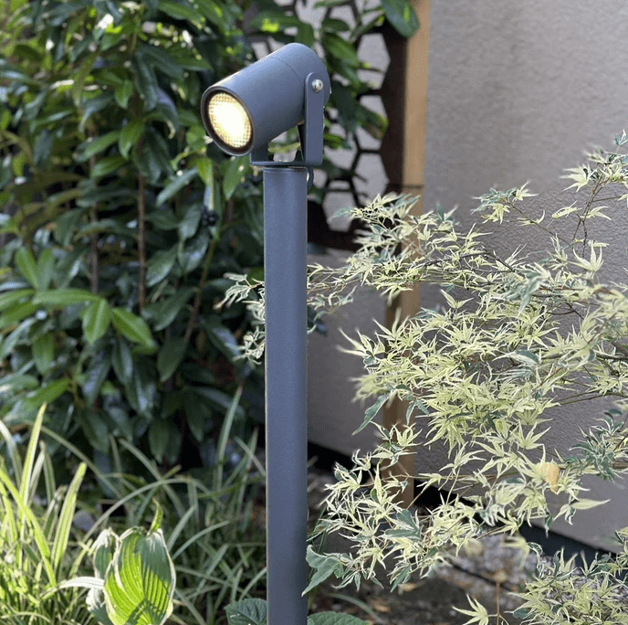 Luna65 Gris foncé De Lightson - &nbsp;Under vinterhalv&aring;ret n&auml;r sn&ouml;n t&auml;cker marken &auml;r Luna 65 ett utm&auml;rkt alternativ, eftersom den d&aring; kommer upp ovanf&ouml;r sn&ouml;t&auml;cket och skapar en magisk st&auml;mning i vinterlandskapet.