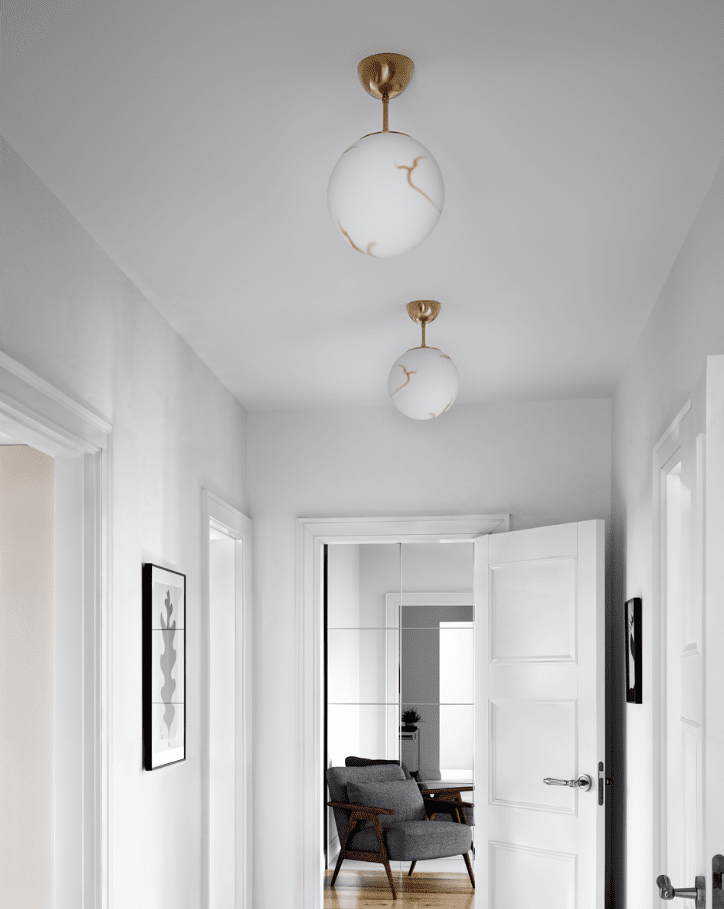 Bellagio Ø25 Laiton plafonnier De By Rydéns - Bellagio est un &eacute;l&eacute;gant plafonnier au style r&eacute;tro qui apporte style et fonctionnalit&eacute; &agrave; votre int&eacute;rieur.