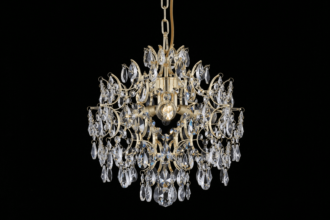 Kate Ø35 Or cristal De Norrsken Design - Le lustre en cristal Kate en or est une source de lumière élégante et luxueuse qui transforme votre pièce en une oasis de glamour.