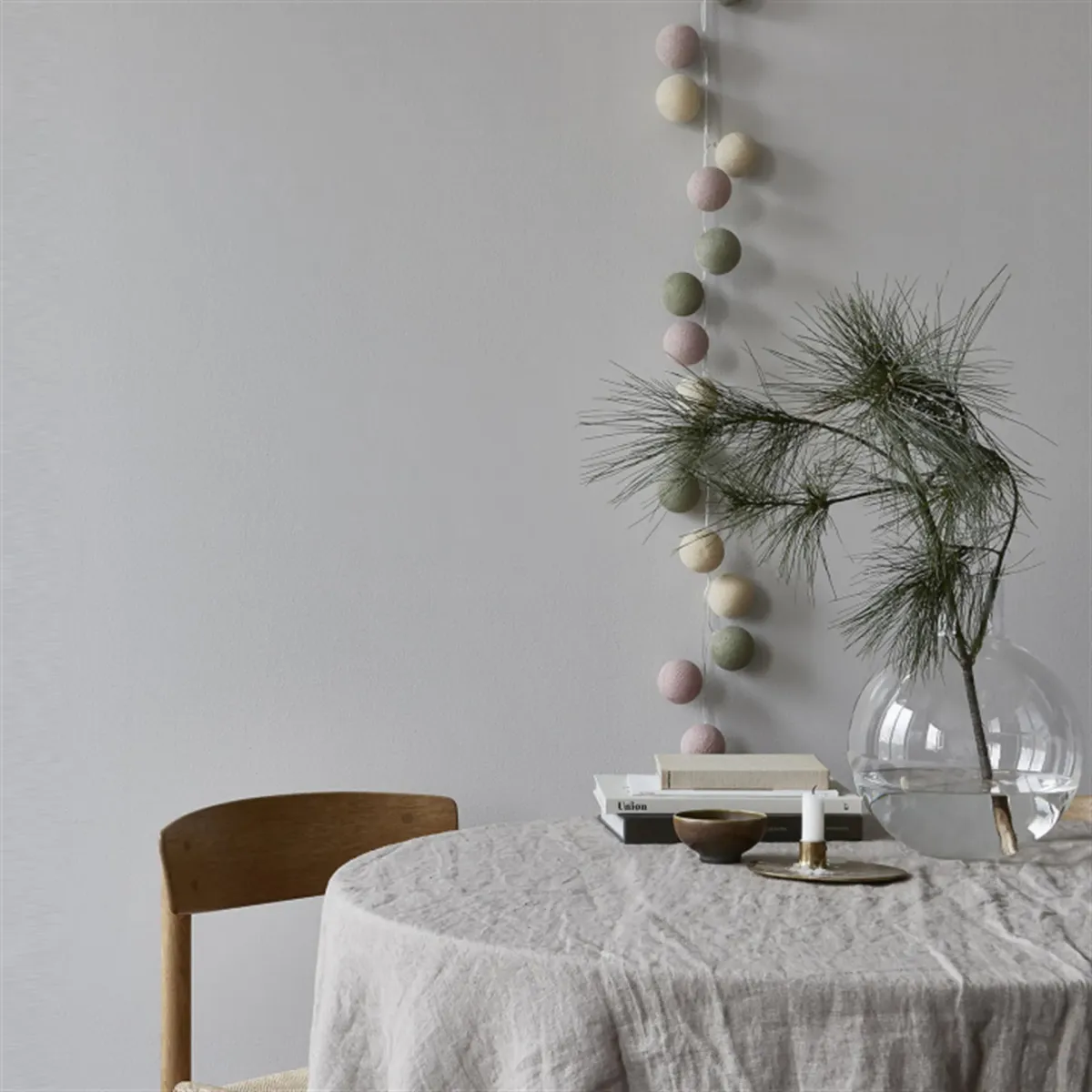 Irislights Dunes 35-lights Multicolore De Irislights - Elle est compos&eacute;e de sph&egrave;res artisanales vert clair, rose p&acirc;le et beige, qui diffusent la lumi&egrave;re LED et cr&eacute;ent un effet chaleureux et atmosph&eacute;rique.
