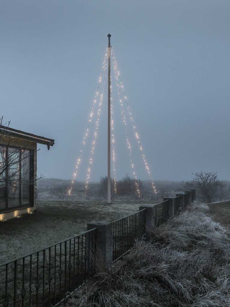 Éclairage Pour Mât De Drapeau Warm White 8m Noir De Konstsmide - Guirlande lumineuse pour mât de drapeau avec 5 boucles et 100 lumières LED blanches chaudes et givrées qui créent une lueur hivernale élégante.