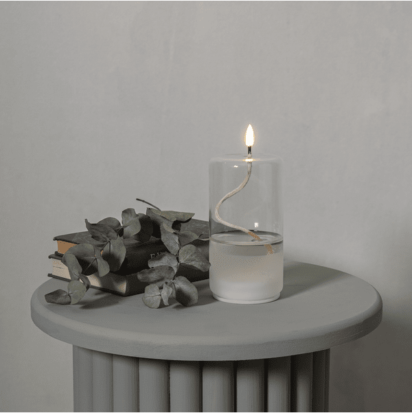 Lanterne Flamme Float Transparent De Star Trading - Flame Float est une bougie avec un r&eacute;cipient en verre contenant de la cire transparente &agrave; l'int&eacute;rieur, donnant la sensation d'une bougie &agrave; l'huile avec la m&egrave;che flottante.