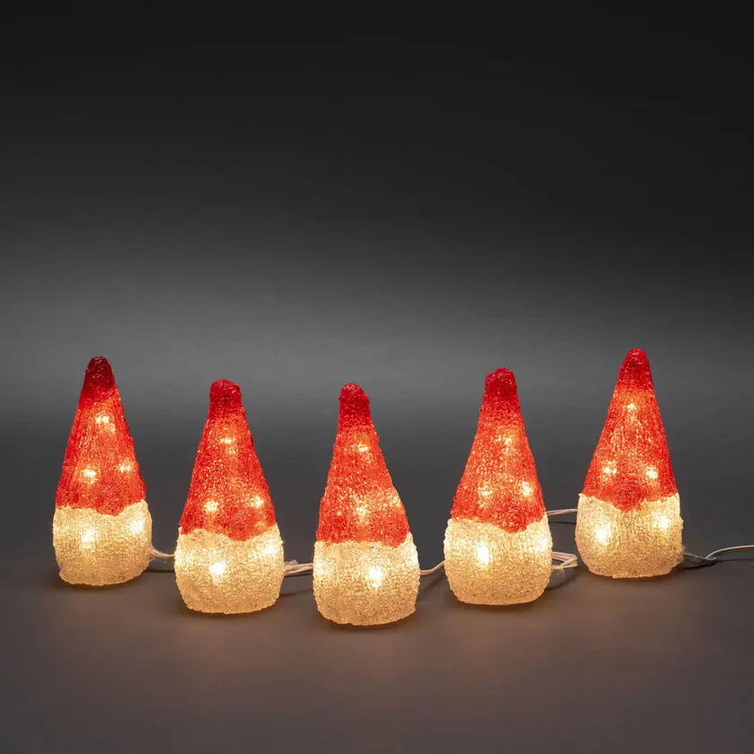 Pères Noël En Acrylique ROUGE De Konstsmide - L'ensemble se compose de 5 figurines avec un total de 40 lumi&egrave;res LED blanc chaud qui &eacute;mettent une lumi&egrave;re douce et invitante.