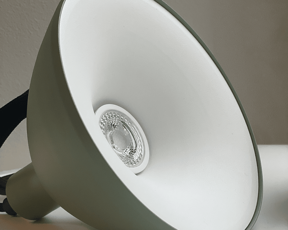 Ark Micro Ø18 Vert suspension De Westal - Ark Micro est une lampe élégante au design moderne, fabriquée en acier inoxydable et revêtue de poudre vert mat.