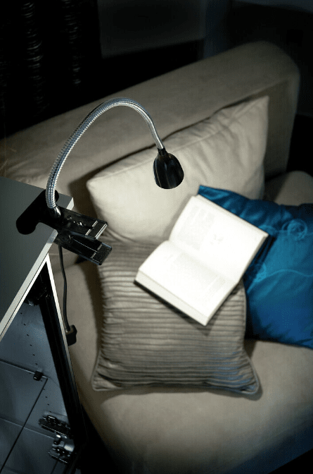 Stella Noir lampe à pince De Airam - Fixez la lampe au bord d'une table ou d'une &eacute;tag&egrave;re &agrave; l'aide de la pince &agrave; clip.