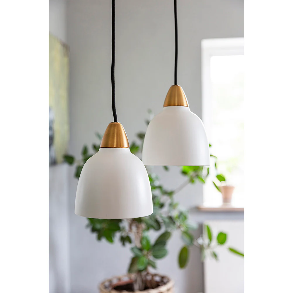 Urban Mini Ø15 Blanc suspension De Superliving - Malgré sa petite taille, Urban Mini offre une distribution lumineuse impressionnante et s'intègre aussi bien au-dessus du comptoir de la cuisine que dans un coin lecture confortable.