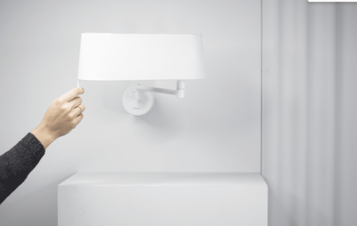 Desliz 52cm Blanc applique murale De Faro Barcelona - DESLIZ se caract&eacute;rise par le bras articul&eacute; dans la structure, qui permet de d&eacute;placer le point lumineux et de l'adapter &agrave; diff&eacute;rents besoins.
