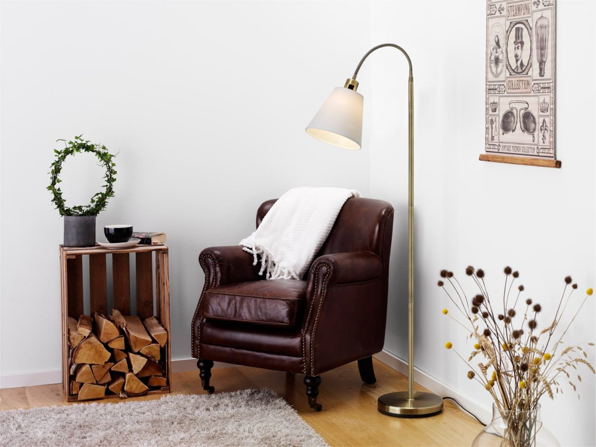 Solo Laiton antique lampadaire De Cottex - Le lampadaire Solo en laiton antique est disponible avec des abat-jour en textile blanc et noir pour un style personnel.