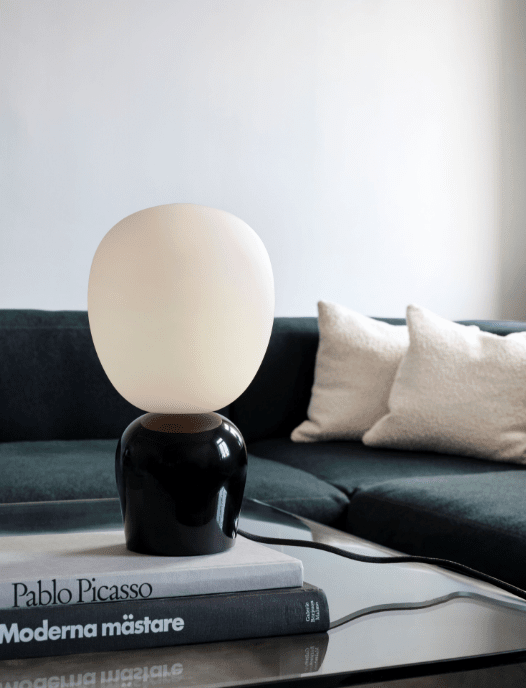 Buddy 34cm Noir lampe de table De Belid - Gr&acirc;ce &agrave; sa lumi&egrave;re douce et son design raffin&eacute;, Buddy s'int&egrave;gre harmonieusement dans tous les int&eacute;rieurs &ndash; une lampe qui apportera lumi&egrave;re et caract&egrave;re pour des g&eacute;n&eacute;rations.