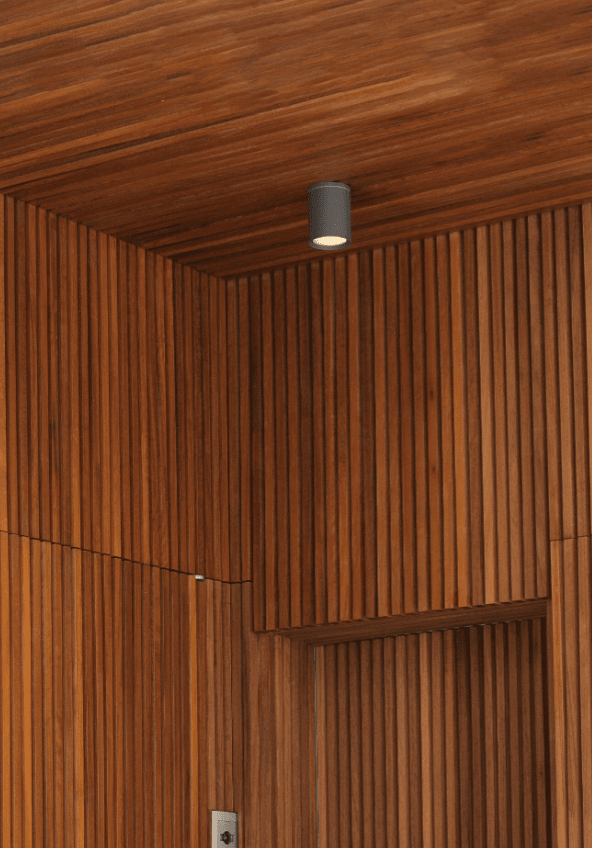 Tasa Gris De Faro Barcelona - Avec son design minimaliste et robuste, la lampe est parfaite pour &eacute;clairer les fa&ccedil;ades, les entr&eacute;es ou les terrasses et s'int&egrave;gre aussi bien dans les environnements modernes que traditionnels.