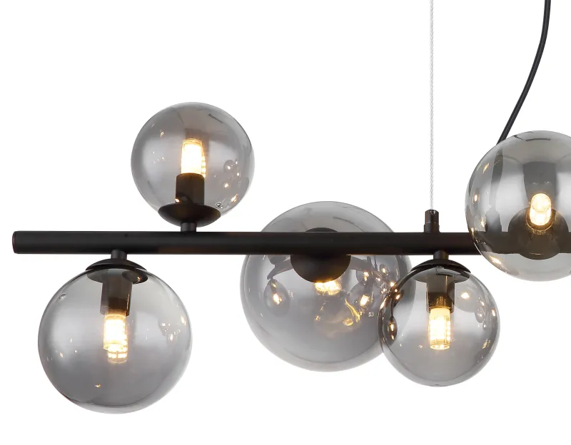 Riha 87cm Couleur fumée suspension De Globo Lighting - Lampan &auml;r av mattsvart metall och ger ditt hem en lyxig och inbjudande atmosf&auml;r.