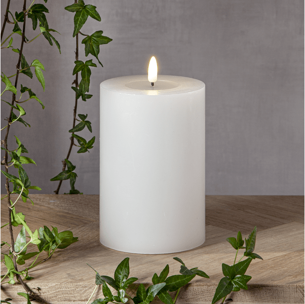LED Bougie Pilier Flamme Flow Big Blanc De Star Trading - Il dispose d'une fonction minuterie et lorsque l'interrupteur est allumé, la lumière brillera pendant 6 heures en mode minuterie, éteinte pendant 18 heures (en répétition), avec une belle flamme réaliste dans une lumière blanche chaude.
