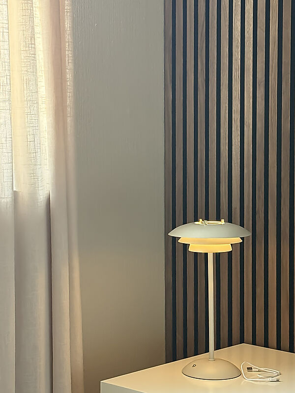 Epsilon 37cm Beige portable De Aneta Lighting - Epsilon est une &eacute;l&eacute;gante lampe de table d'int&eacute;rieur portable au design intemporel, dot&eacute;e d'un variateur tactile discr&egrave;tement fix&eacute; sur sa base.