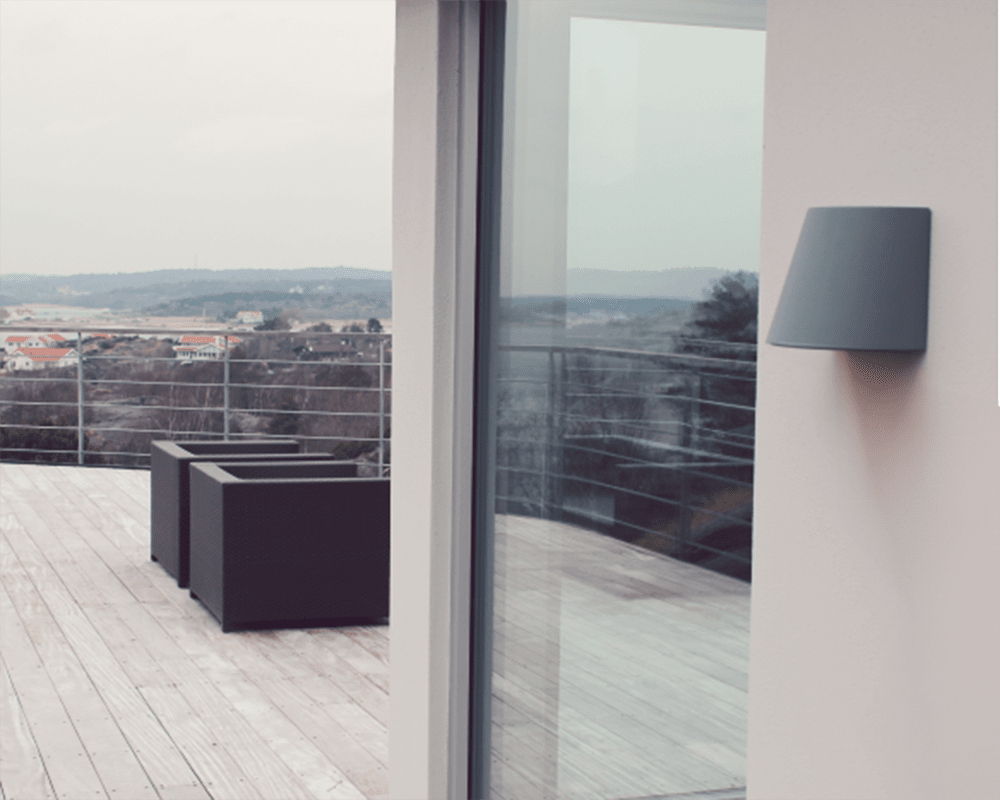 Mini Gris lampe d’extérieur De Westal - La mini applique murale est fabriquée en aluminium anodisé et est revêtue de poudre gris aluminium.