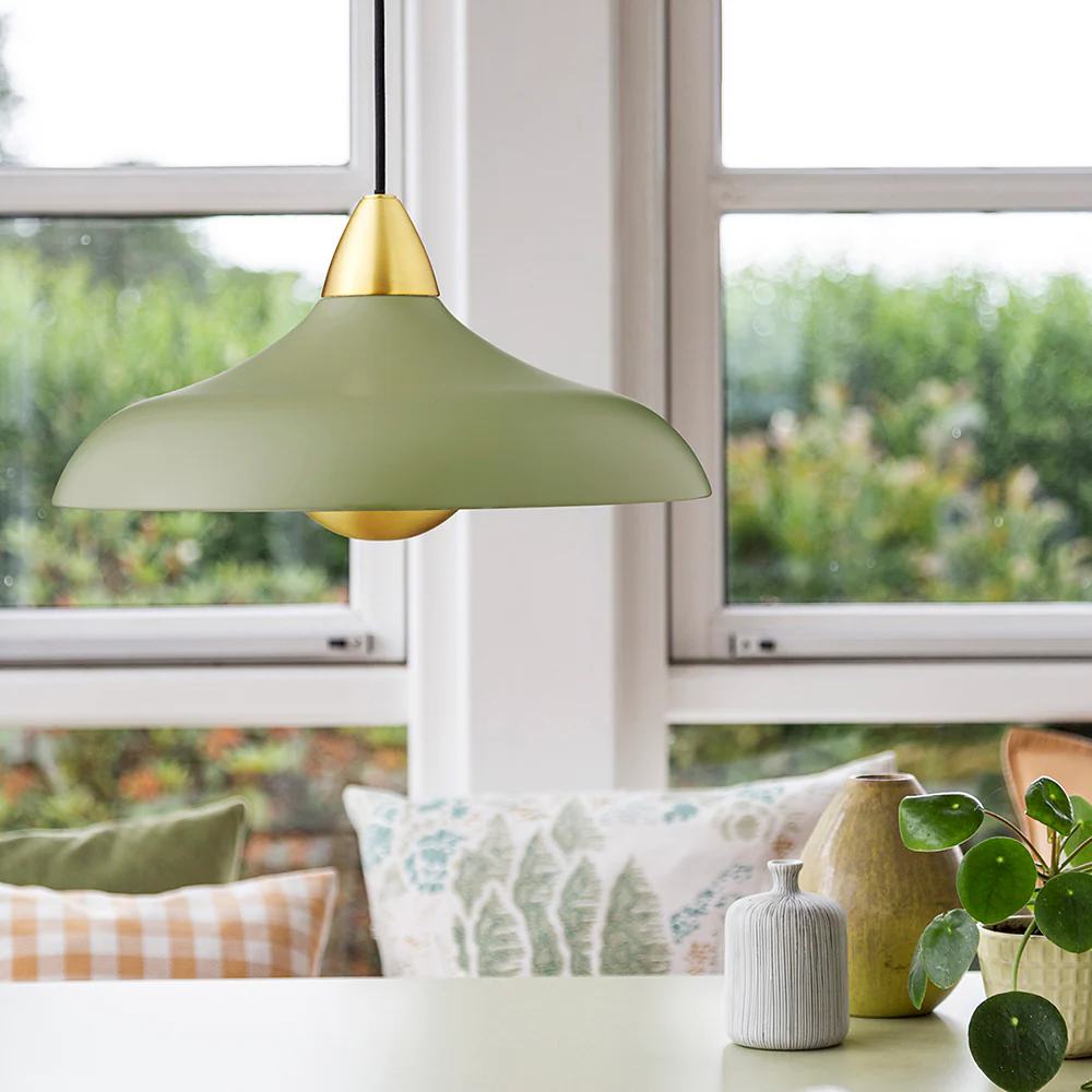 Urban Wide Ø36 Vert olive suspension De Superliving - Le design unique et incurvé émet une lumière douce et directionnelle et crée une atmosphère haut de gamme dans la salle à manger, la cuisine ou le salon.