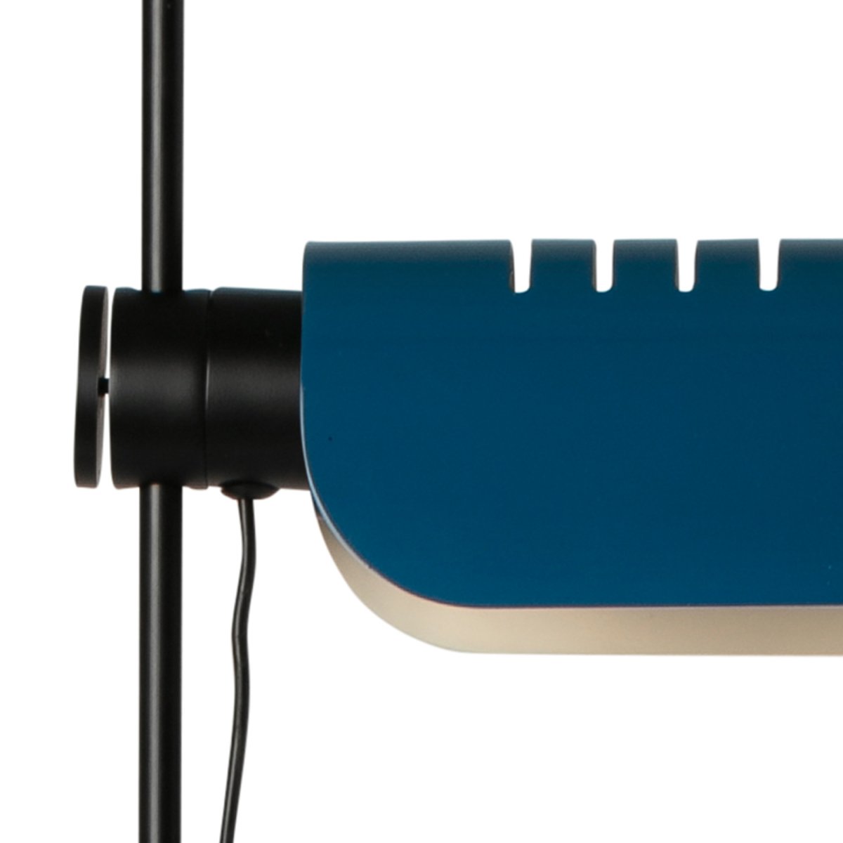 Martinica Bleu lampadaire De Faro Barcelona - Dot&eacute;e d'une douille E27 et d'une construction robuste, Martinica est &agrave; la fois &eacute;l&eacute;gante et pratique&nbsp;: le choix id&eacute;al pour ceux qui recherchent un &eacute;clairage &agrave; la fois original, de qualit&eacute; et cr&eacute;atif.