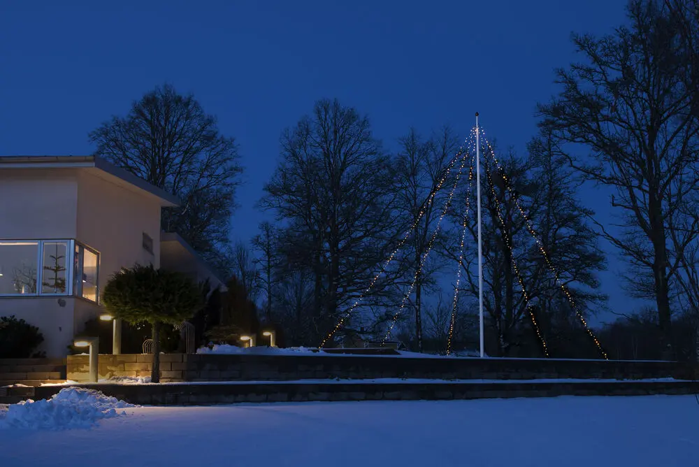 Éclairage Pour Mât De Drapeau Warm White10m Noir De Konstsmide - Arc de mât avec 5 arcs et 100 lumières LED en lumière blanche chaude - parfait pour créer un superbe sapin de Noël dans le jardin.