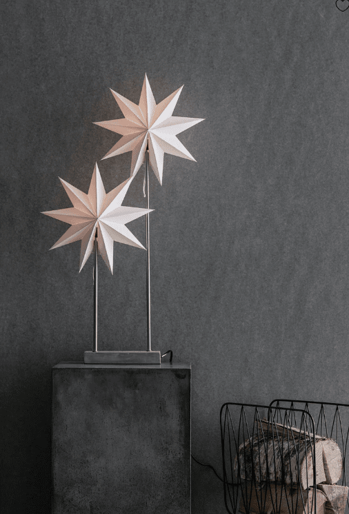 Duva Double 80cm Blanc De Markslöjd - Duva Double est une d&eacute;coration de table &eacute;l&eacute;gante et festive qui diffuse une belle lumi&egrave;re &agrave; travers ses deux branches.