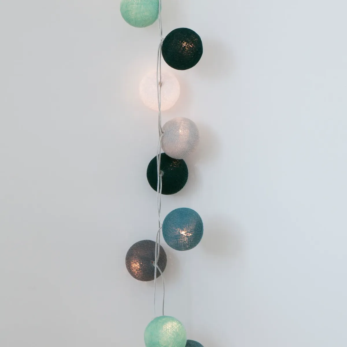 Irislights Cactus 35-lights Vert De Irislights - Irislights Cactus est une guirlande lumineuse d&eacute;corative compos&eacute;e de sph&egrave;res aux nuances de vert, de blanc et de gris qui diffusent une lumi&egrave;re chaleureuse.