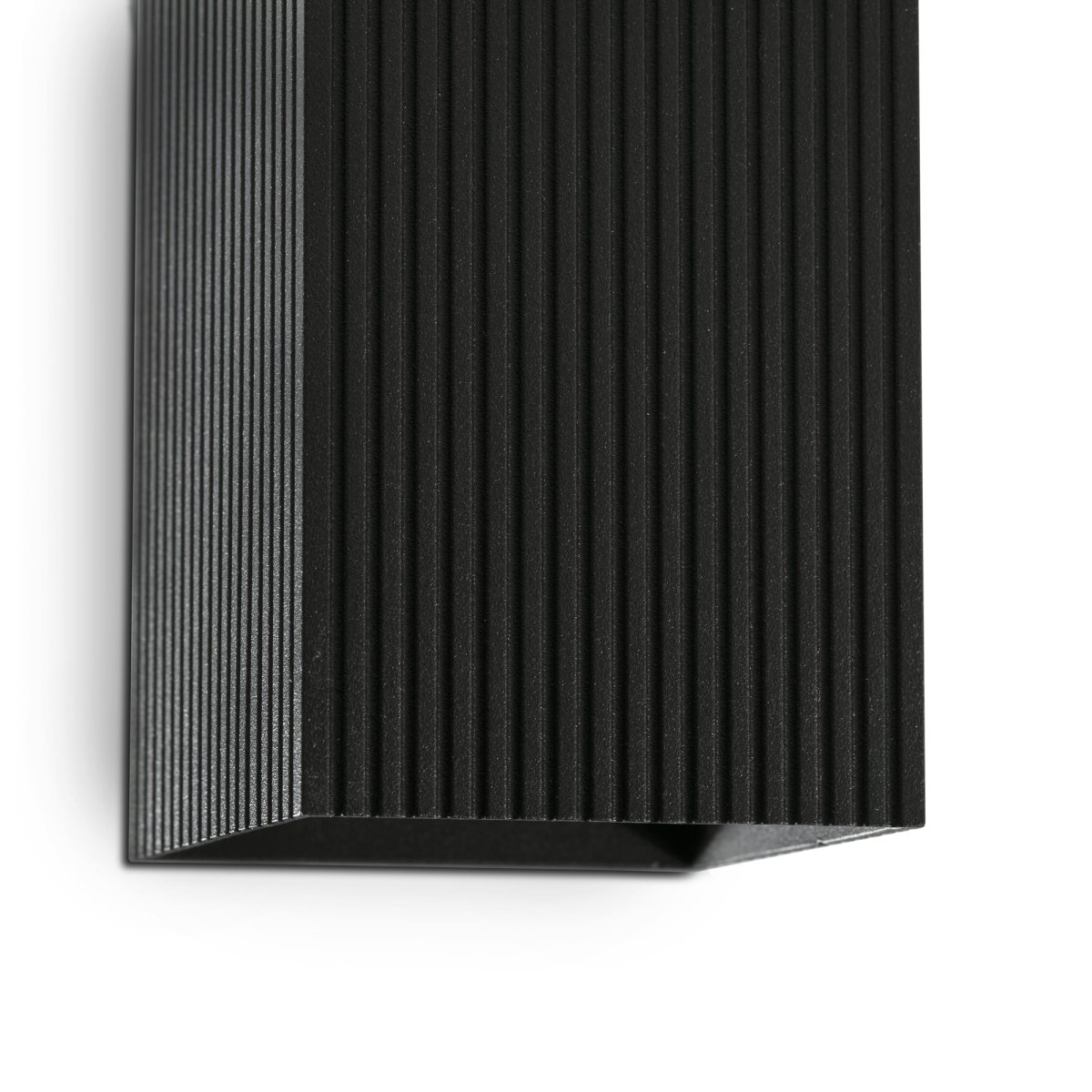 Lune 15cm Noir applique murale De Faro Barcelona - Elle allie un &eacute;clairage fonctionnel et efficace &agrave; une surface textur&eacute;e moderne qui apporte du dynamisme.
