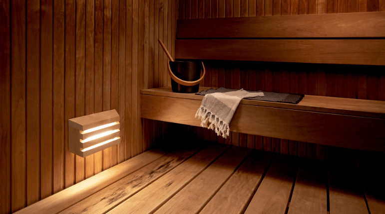 Saunaled H Bois De Airam - Le bras en bois de la lampe est fabriqu&eacute; en Finlande &agrave; partir d'aulne coll&eacute; local de haute qualit&eacute;.
