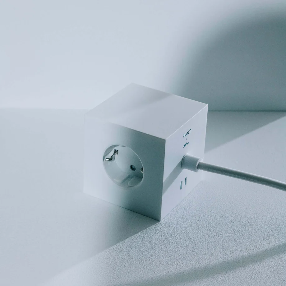Square 1 with 30W Dual USBC & Magnetic base, 3m, Martinelli Luce edition Blanc De Avolt - Multiprise au design &eacute;l&eacute;gant d'Avolt avec un long c&acirc;ble en PVC, un cube en plastique recycl&eacute; et une plaque magn&eacute;tique sur le fond pour l'accrocher au mur.