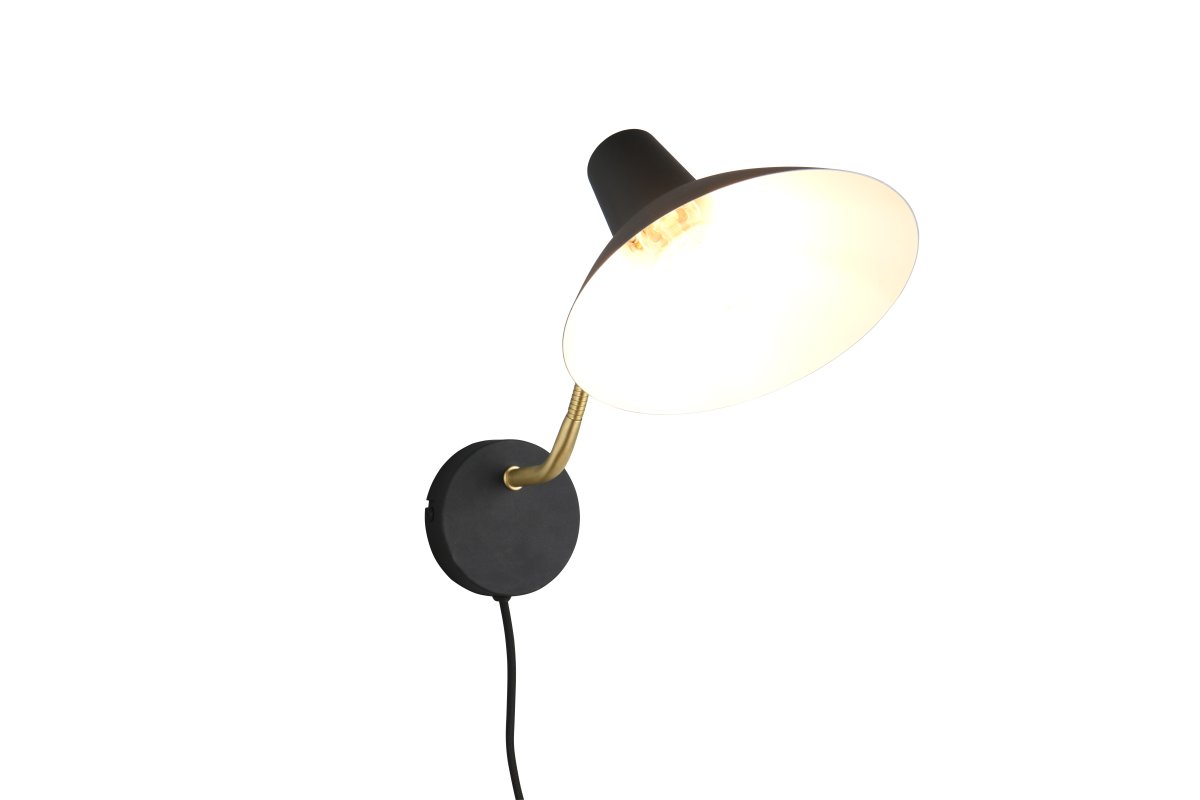 Traveller 38cm Noir applique murale De Trio Lighting - Sa finition noire et son bras en laiton mat lui confèrent une allure élégante qui s'harmonise avec différents styles d'intérieur.