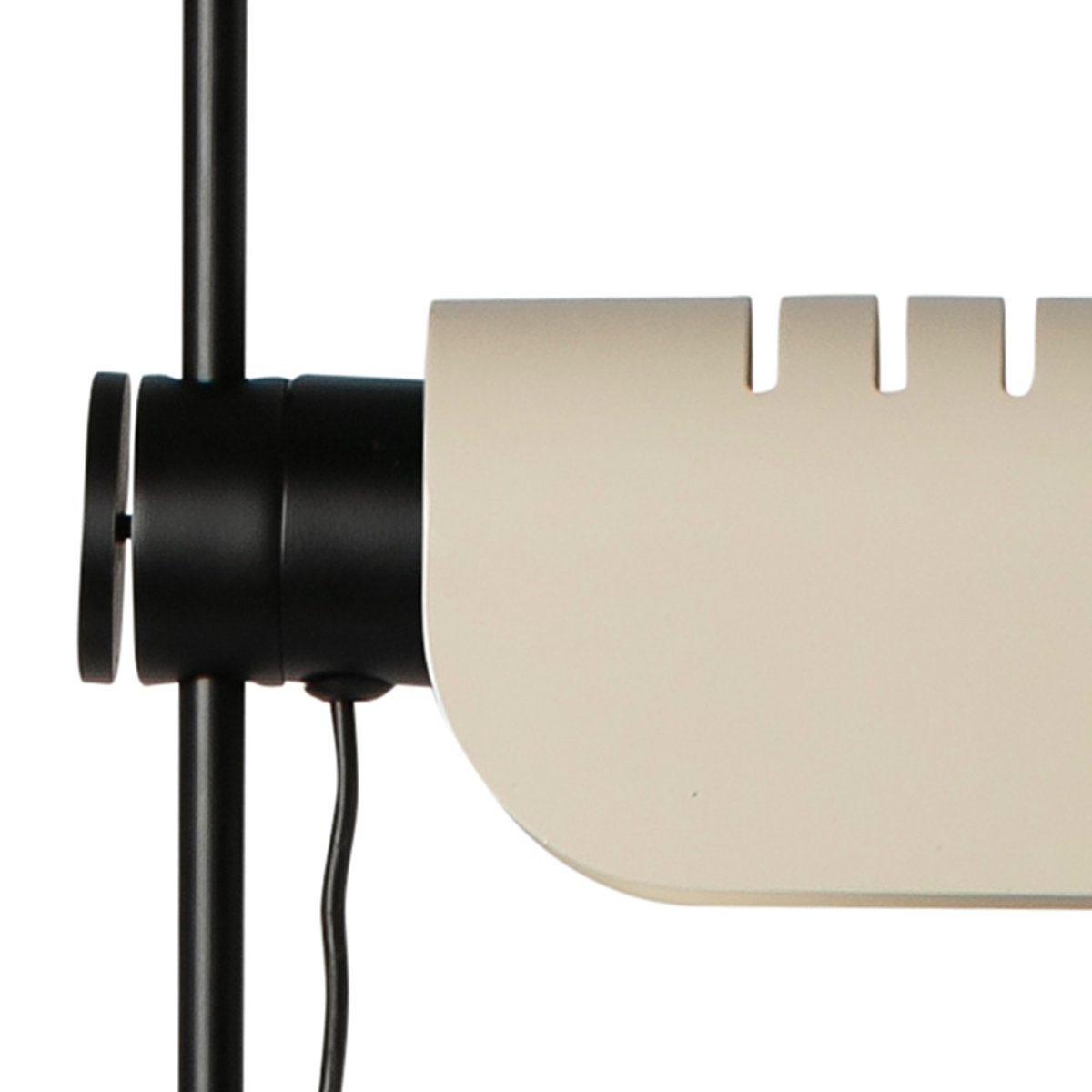 Martinica Beige lampadaire De Faro Barcelona - Dot&eacute;e d'une douille E27 et d'une construction robuste, Martinica est &agrave; la fois &eacute;l&eacute;gante et pratique&nbsp;: le choix id&eacute;al pour ceux qui recherchent un &eacute;clairage &agrave; la fois original, de qualit&eacute; et cr&eacute;atif.