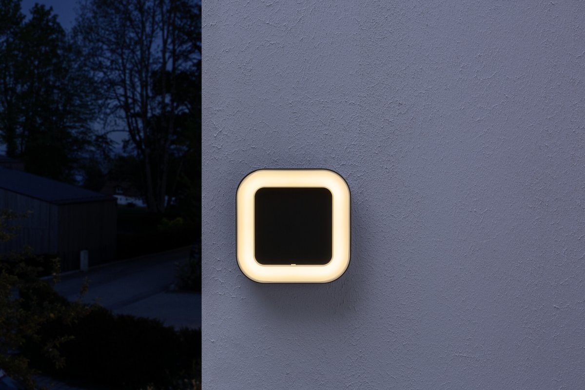 Square Gris foncé lampe d’extérieur De Osram - Tillverkad av aluminium och med IP44-klassning &auml;r den t&aring;lig mot v&auml;der och passar perfekt f&ouml;r fasader, entr&eacute;er och uteplatser.