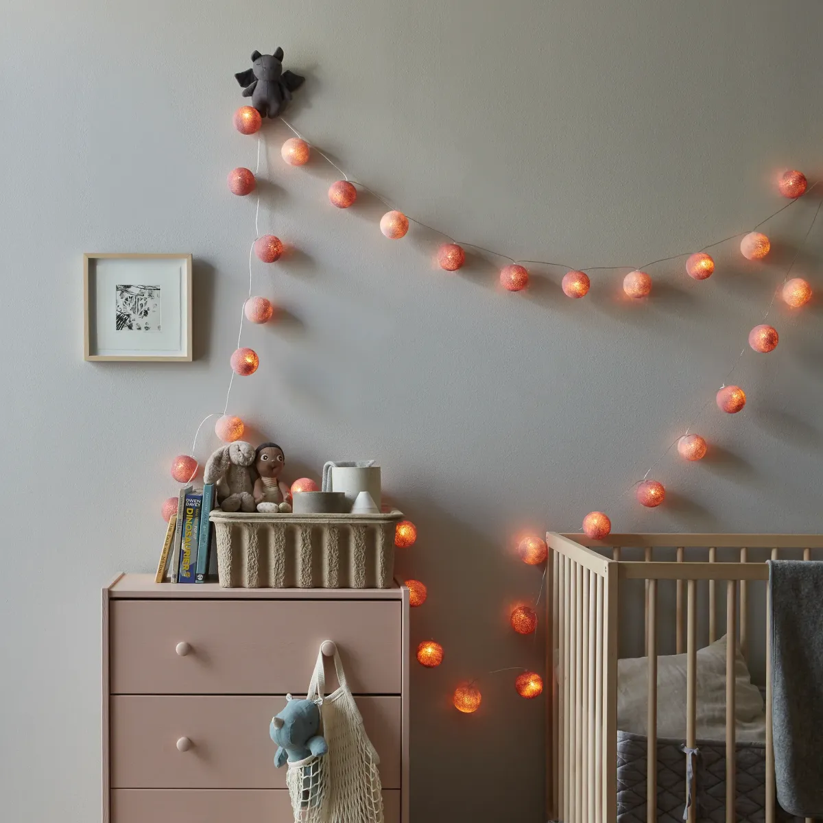 Irislights French rose 35-lights Rose De Irislights - La guirlande lumineuse French Rose d'Irislights cr&eacute;e une atmosph&egrave;re romantique avec ses deux nuances de rose et sa lumi&egrave;re chaleureuse et chaleureuse.