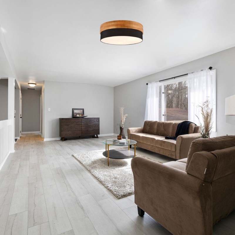 Seasons Ø50 Noir plafonnier De Trio Lighting - Associé à du bois clair, il crée une atmosphère élégante et confortable, idéale au-dessus d'une table à manger ou dans un salon.