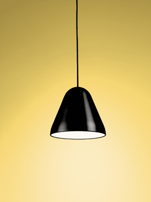 Enna Ø22 Noir suspension De Airam - Sa forme arrondie lui confère une allure douce et moderne, tandis que le diffuseur blanc sous l'abat-jour répartit la lumière de façon homogène et crée une ambiance chaleureuse dans la pièce.