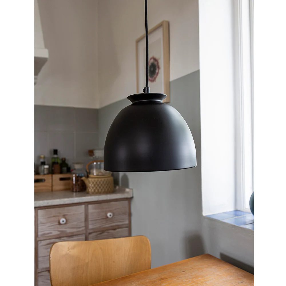 Bloom Ø23 Noir suspension De Superliving - Avec des formes douces et un design simple, cette lampe s'intègre parfaitement au-dessus de la cuisine ou de la table à manger.
