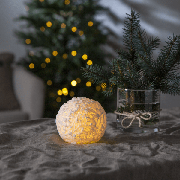 LED Bougie Snowball Blanc De Star Trading - Bougie en cire en forme de boule de neige, qui brille d'une lueur blanche et chaude.